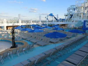 Hauptpool und Sonnendeck