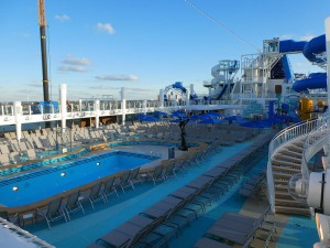 Hauptpool und Sonnendeck