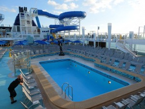 Hauptpool und Sonnendeck
