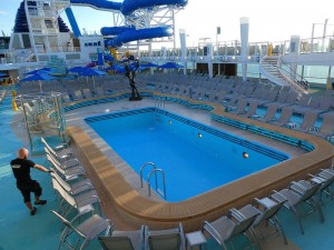Hauptpool und Sonnendeck