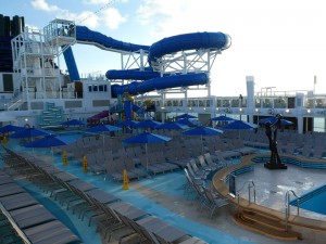 Hauptpool und Sonnendeck