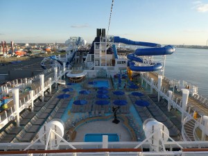Hauptpool und Sonnendeck