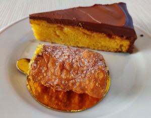 Cannoli und ein Kuchen mit Olivenöl