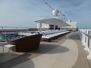 oberes Sonnendeck mit Joggingbahn