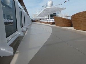 oberes Sonnendeck mit Joggingbahn