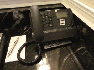 Notizblock und Telefon