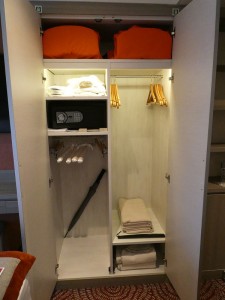 Kleiderschrank