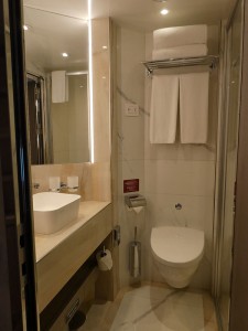 Bad - Waschtisch und Toilette