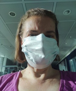 Mit Maske im Flughafen