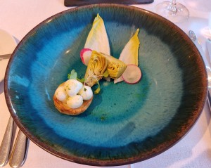 Salat von Mozzarella und gegrillten Artischocken
