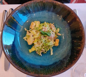 Ceasar Salat mit gebratenem Hühnchen