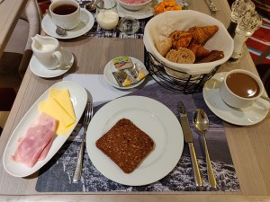 Brotkorb, Schinken und Käse