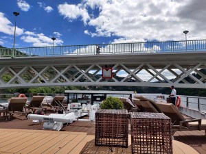 Es wird eng unter der Brücke