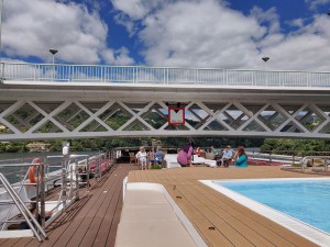 Es wird eng unter der Brücke
