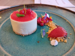 Käsekuchen von roten Früchten