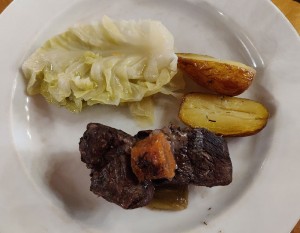 geschmortes Kalb mit Kohl und Kartoffeln