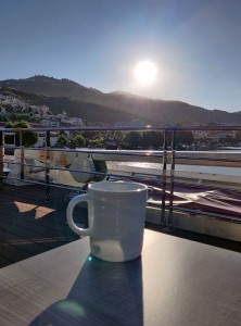 Der erste Kaffee am Sonnendeck