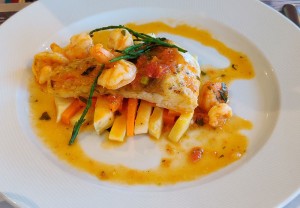 Barschfilet mit gebratenen Garnelen und Knoblauch