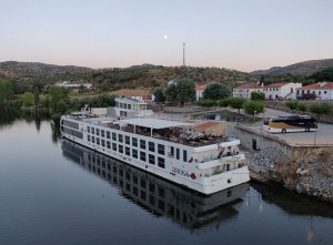 Mond über der A-Rosa Alva
