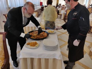Servieren der Paella