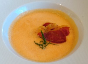 Geeiste Cantaloupe Melonensuppe mit Minze und Prosciutto