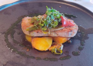 Gebratener Thunfisch mit Babykartoffeln, Zwiebeln, Paprika und Tomate