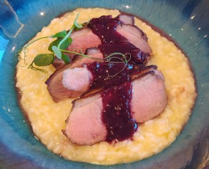 Mit Honig glasierte Entenbrust mit Bittersalat Risotto und Erbsen