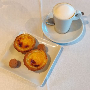 Kaffee mit Pasteis de Nata