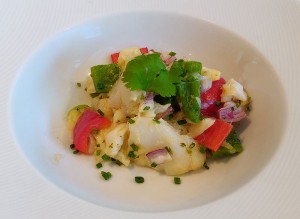 mit Koriander marinierter Kabeljau-Salat mit Oliven und Paprika
