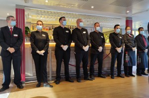 Restaurantmanager Pedro und die Kellner und Barleute