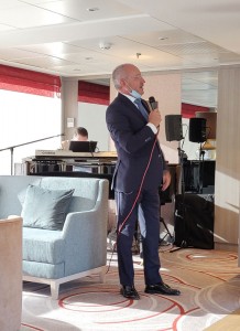 Hotelmanager Victor singt