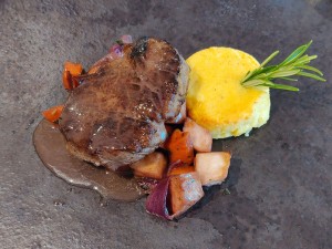 rosa gebratenes Rinderfilet mit Ofengemüse und Kartoffelflan