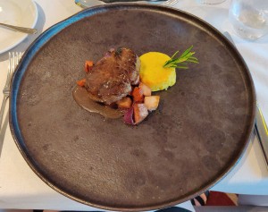 rosa gebratenes Rinderfilet mit Ofengemüse und Kartoffelflan
