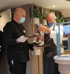 der Flottenchef legt Hand an - unser Kellner Joao Paolo