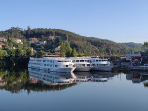 Cais da Lixa - Vasco da Gama, Infante d´Henrique und ein drittes Schiff