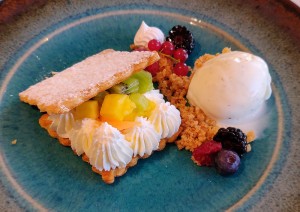 Blätterteig gefüllt mit Früchten und Vanillecreme
