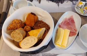 Brotkorb, Käse und Schinken