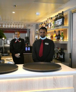Bartender Sarah und Yassir - mit Abstand und daher kurz ohne Maske