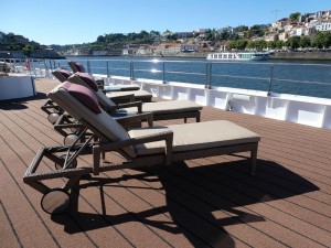 Liegen vor dem Pool