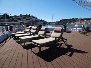 Liegen vor dem Pool