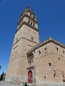 der schiefe Turm der neuen Kathedrale