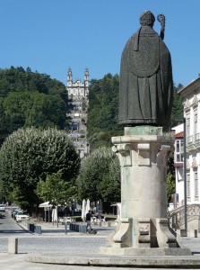 Der Bischof blickt zur Himmelstreppe