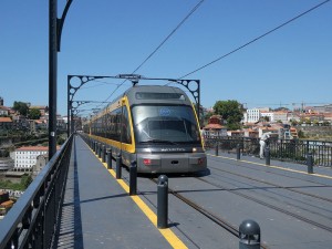 Metro auf der Luis I Brücke