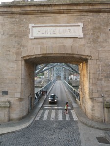 vorbei an der Brücke