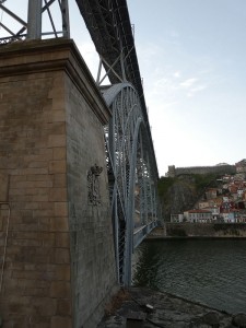 vorbei an der Brücke