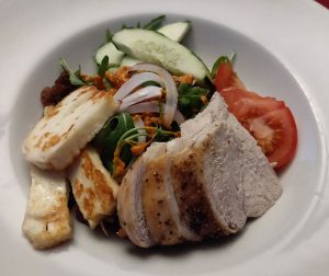 Salat mit Huhn und Halloumi