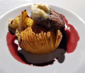 Rinderfilet, Hasselback-Kartoffel und gerösteter Blumekohl