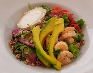 Salat mit Avocado, Garnelen und Ziegenkäse