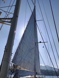 unter Segeln