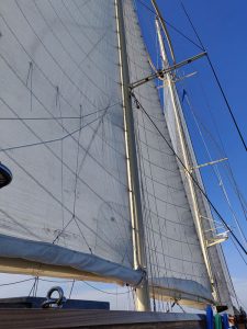 unter Segeln